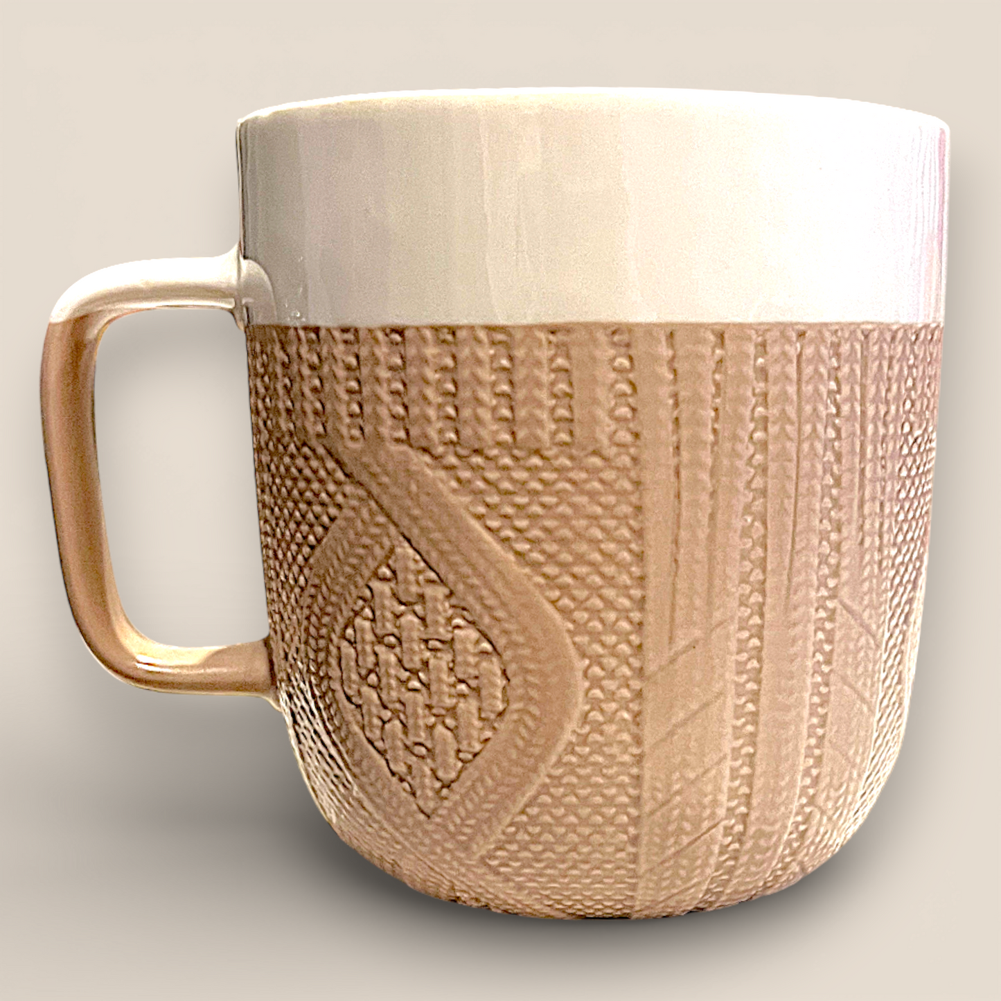 Tasse texturée beige effet tricot