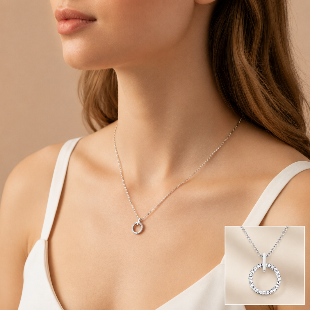 Collier délicat à pendentif rond plaqué or blanc 14 carats